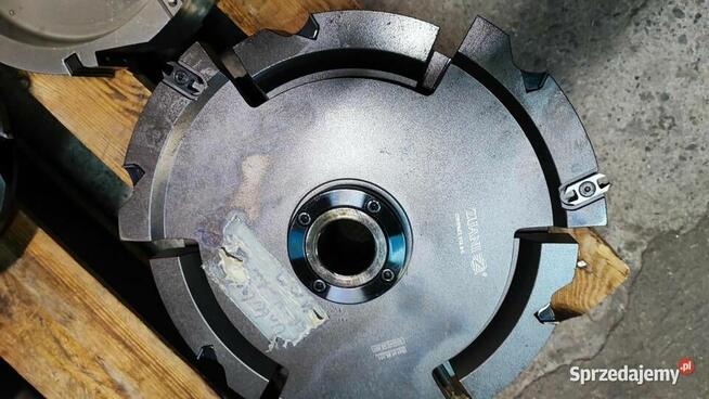 Frezy do okien i drzwi drewnianych