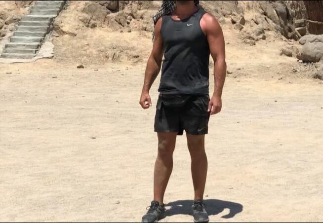 Zadbany Wysoki Nietuzinkowy Brunet Pozna Dojrzałą Panią