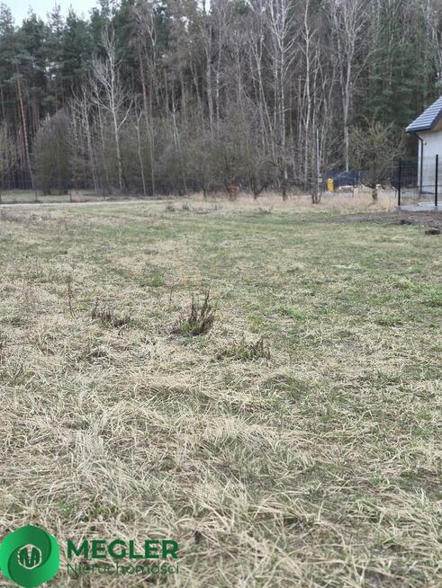 Działka niedaleko lasu wśród nowej zabudowy