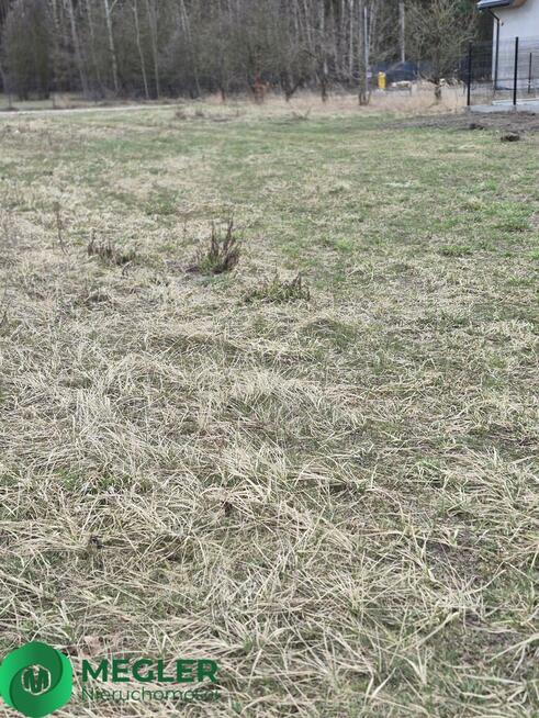 Działka niedaleko lasu wśród nowej zabudowy