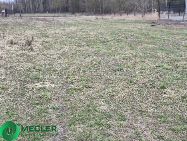 Działka niedaleko lasu wśród nowej zabudowy