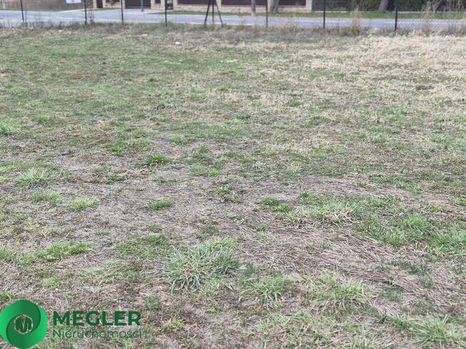 Działka niedaleko lasu wśród nowej zabudowy