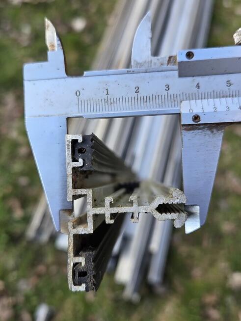 Profile Aluminiowe Fasadowe 40×40×2 z Uszczelkami – 180 mb