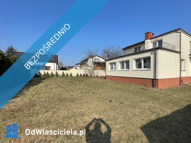 Duża działka pow .1111 m2 z domem w Centrum 200m od szkoły, budynek z garażem
