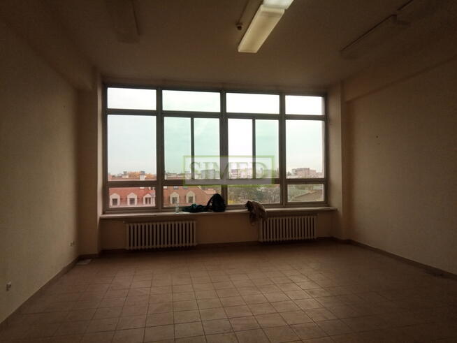 Dostep24h,recepcja,ochrona,poczekalnia,wys 4m .