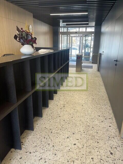 Dostep24h,recepcja,ochrona,poczekalnia,wys 4m .