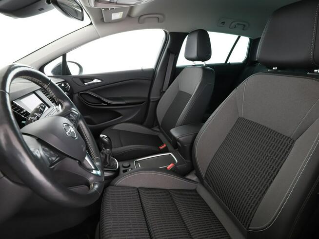 Opel Astra navi klima grzane fotele kamera i czujniki parkowania