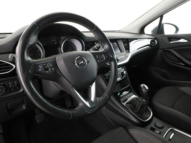 Opel Astra navi klima grzane fotele kamera i czujniki parkowania
