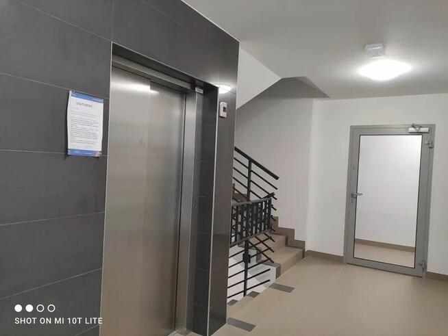 Nowy blok, miejsce parkingowe oraz komórka