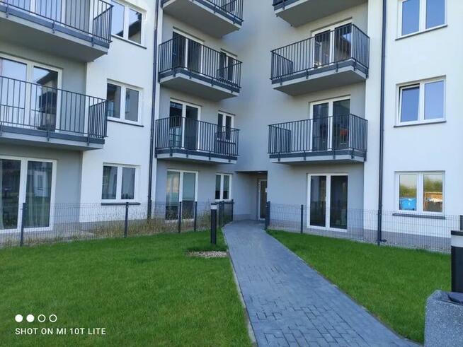 Nowy blok, miejsce parkingowe oraz komórka
