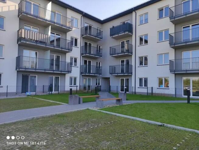 Nowy blok, miejsce parkingowe oraz komórka