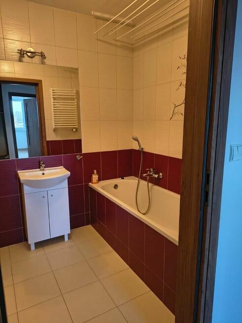 Jasne mieszkanie z dużym zabudowanym balkonem
