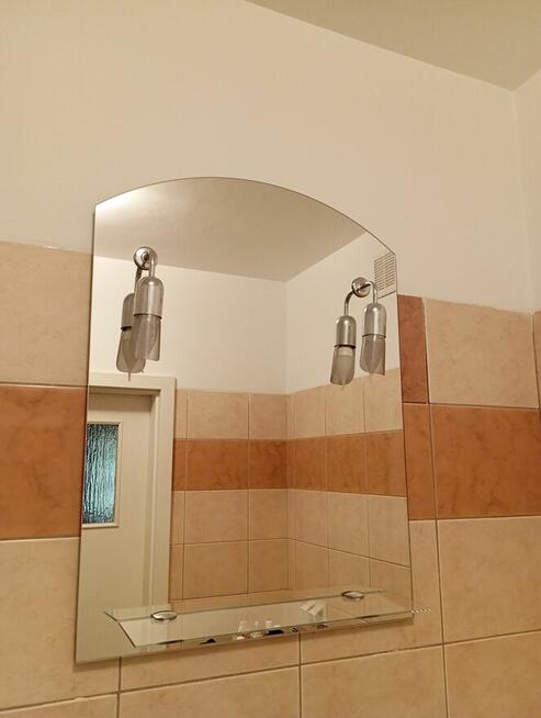 Lustro ok 80 cm x 60 cm z oświetleniem i półeczką