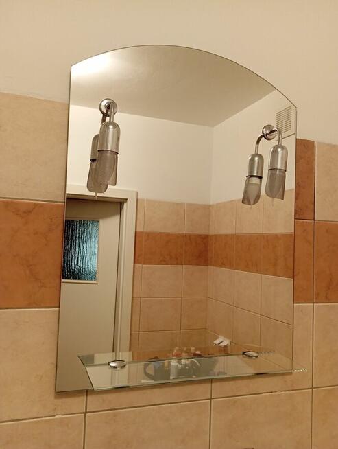 Lustro ok 80 cm x 60 cm z oświetleniem i półeczką