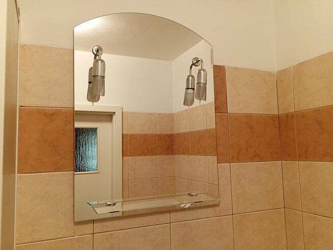 Lustro ok 80 cm x 60 cm z oświetleniem i półeczką