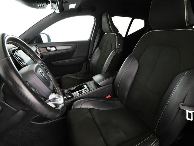Volvo XC 40 automat full LED skóra/alcantara virtual cocpit navi klima auto czujni