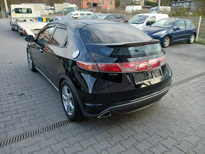 Honda Civic 1.8i alufelgi klimatronik czujniki alkantara 6 biegów stanBDB