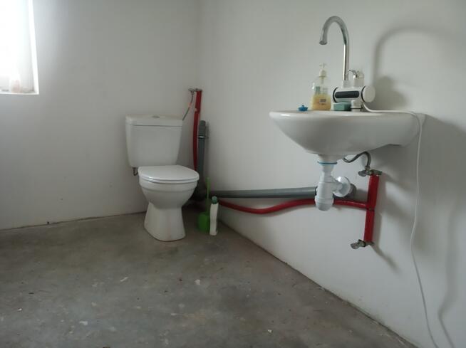 TANIO, ocieplony magazyn, regały/stoły, toaleta