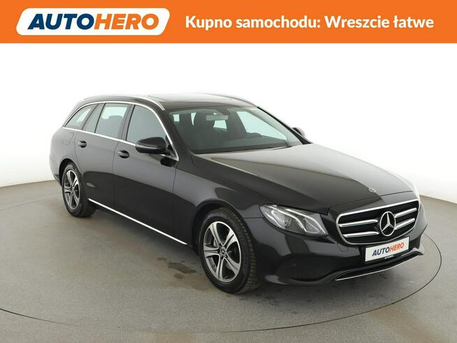 Mercedes E 200 mHEV 4x4 automat full LED półskóra szyberdach navi kamera i czujniki p