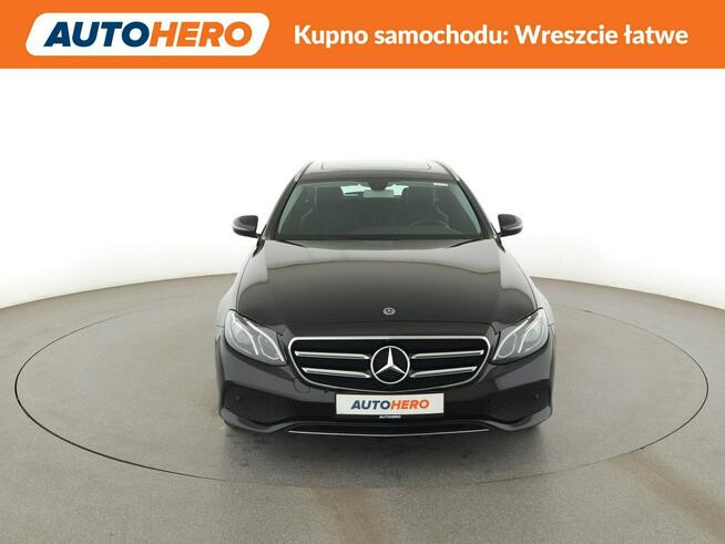Mercedes E 200 mHEV 4x4 automat full LED półskóra szyberdach navi kamera i czujniki p