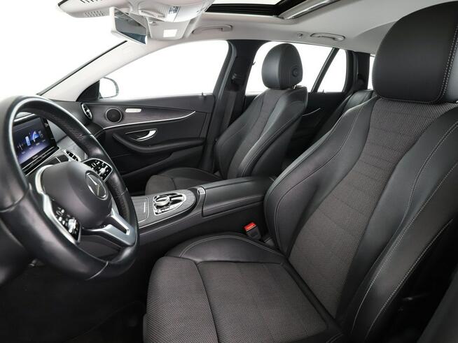 Mercedes E 200 mHEV 4x4 automat full LED półskóra szyberdach navi kamera i czujniki p