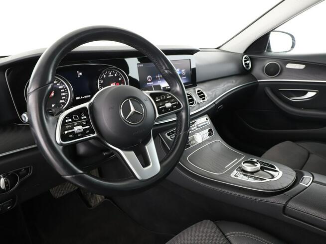 Mercedes E 200 mHEV 4x4 automat full LED półskóra szyberdach navi kamera i czujniki p