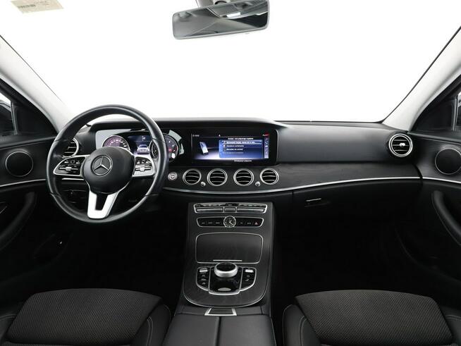 Mercedes E 200 mHEV 4x4 automat full LED półskóra szyberdach navi kamera i czujniki p