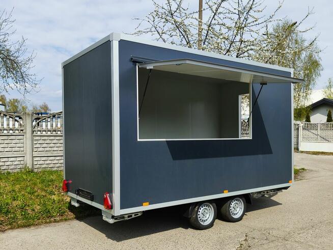 przyczepa handlowa z wyposażeniem