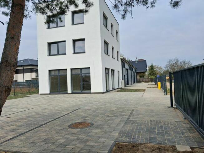 DO WYNAJĘCIA W ŁOMIANKACH HALA Z BIURAMI PARKING NOWY !