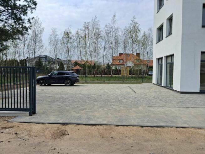 DO WYNAJĘCIA W ŁOMIANKACH HALA Z BIURAMI PARKING NOWY !