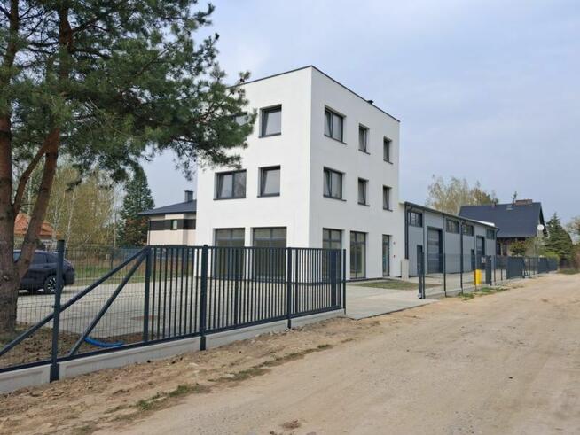 DO WYNAJĘCIA W ŁOMIANKACH HALA Z BIURAMI PARKING NOWY !