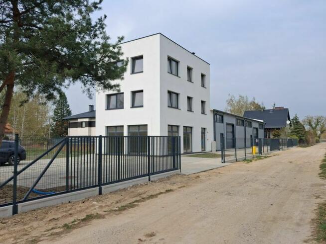 DO WYNAJĘCIA W ŁOMIANKACH HALA Z BIURAMI PARKING NOWY !