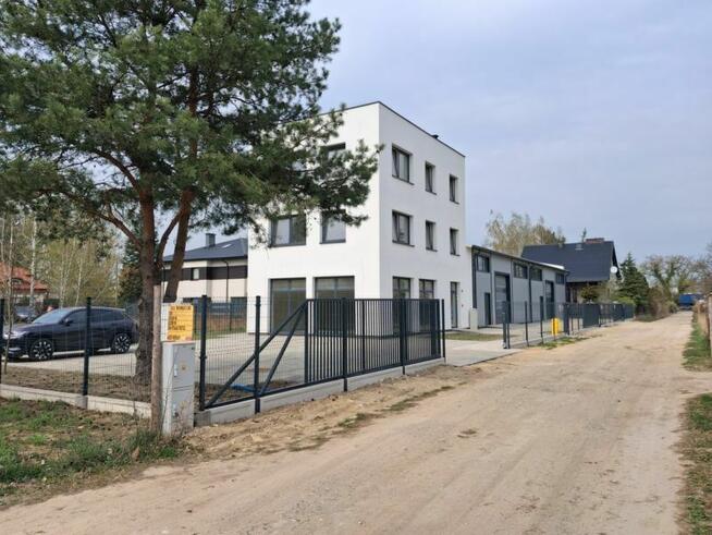 DO WYNAJĘCIA W ŁOMIANKACH HALA Z BIURAMI PARKING NOWY !