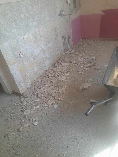 Oferuje układanie płytek, koski brukowej oraz tarasów