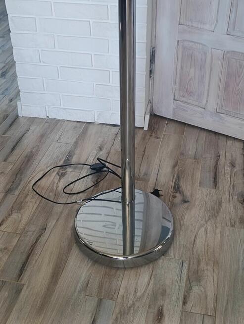wysoka srebrna stabilna lampa podłogowa