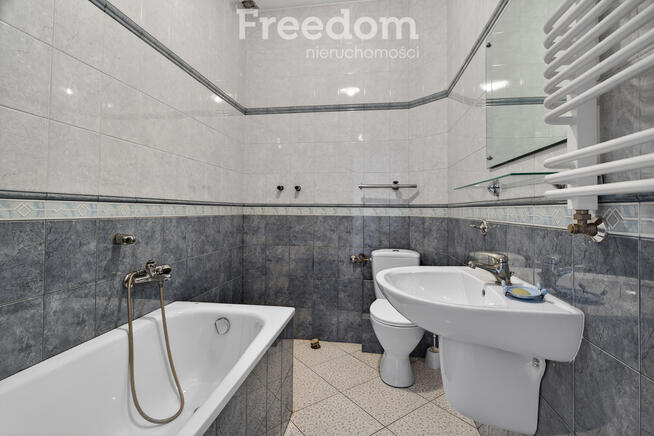 segment środkowy, 6 pokoi, 4 łazienki,ogródek