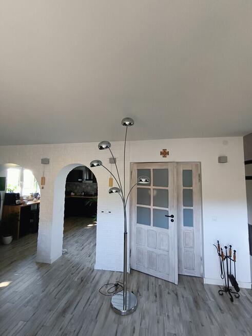wysoka srebrna stabilna lampa podłogowa