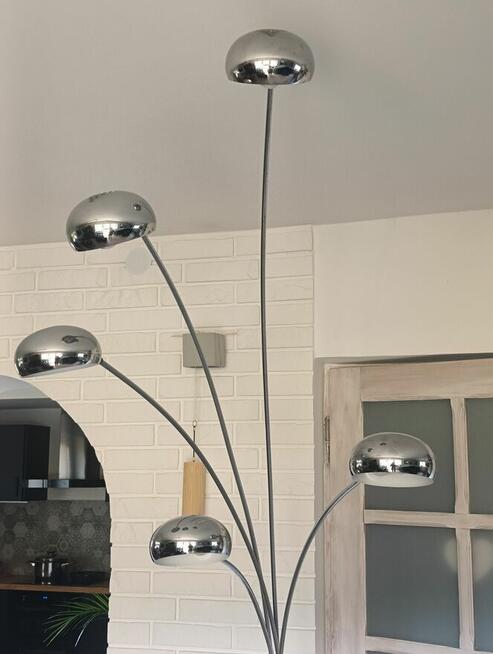 wysoka srebrna stabilna lampa podłogowa