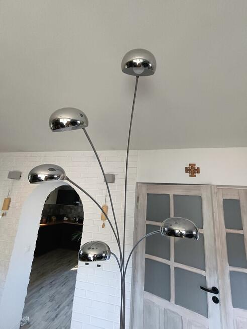 wysoka srebrna stabilna lampa podłogowa