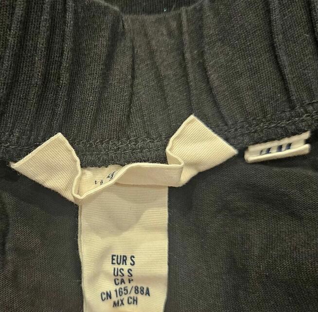 Sukienka firmy H&M.