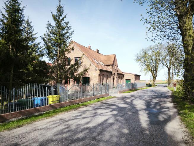 Nieruchomość z duszą i potencjałem biznesowym – Czerwona cegła, Ogród, Parking