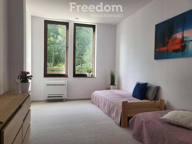 Ostatni apartament nad jeziorem w otoczeniu lasów.