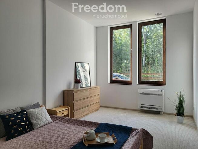 Ostatni apartament nad jeziorem w otoczeniu lasów.