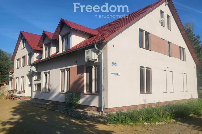 Ostatni apartament nad jeziorem w otoczeniu lasów.