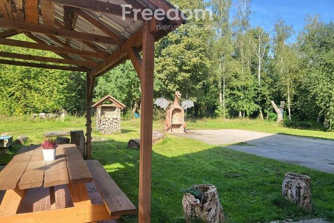 Ostatni apartament nad jeziorem w otoczeniu lasów.