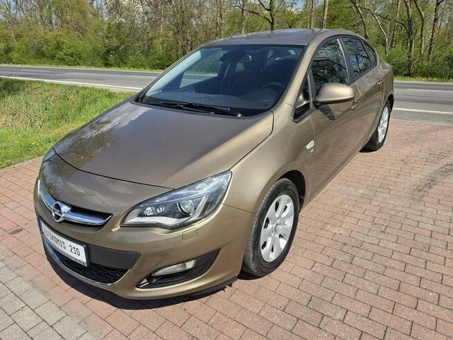 Opel Astra Sedan 1,4 benzynka w pięknym kolorze niski przebieg 117 tys