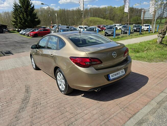 Opel Astra Sedan 1,4 benzynka w pięknym kolorze niski przebieg 117 tys