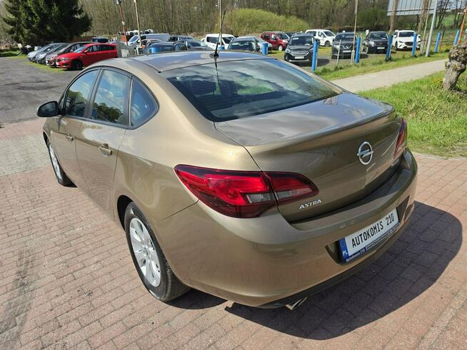 Opel Astra Sedan 1,4 benzynka w pięknym kolorze niski przebieg 117 tys