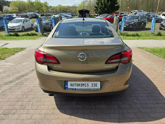 Opel Astra Sedan 1,4 benzynka w pięknym kolorze niski przebieg 117 tys
