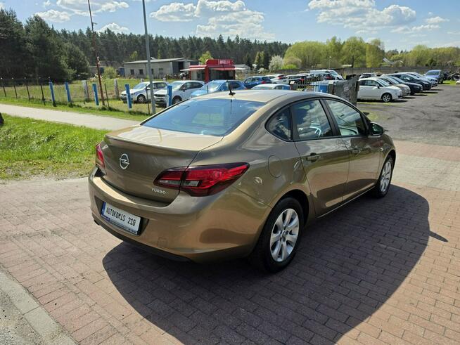 Opel Astra Sedan 1,4 benzynka w pięknym kolorze niski przebieg 117 tys